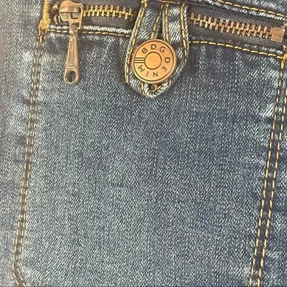 NWT Women's BDG Super High Rise Pin Up Denim Jean Shorts Size 29 $59 Medium Wash - Picture 3 of 9